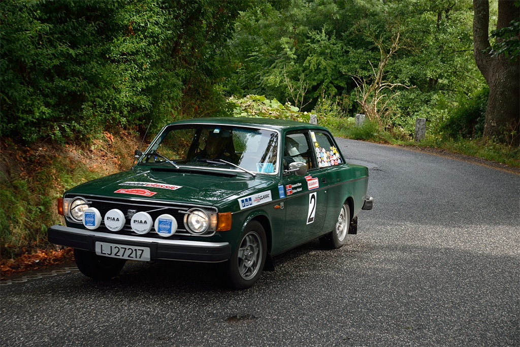 Aasmund Kleve og Oddvar Molands Volvo 242DL runder et sving på en smuk sjællandsk skovvej i Oresund Rally 2013